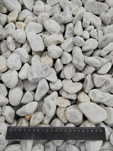 Kamenclub.ru: Мраморная крошка (щебень галтованный белый) фр.40-70 мм.  купить в Санкт-Петербурге мрамор белый молочный айвори окатанный округлый природный камень 17000 руб/т   фото КАМЕНЬ КЛУБ