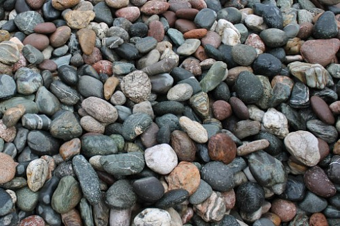 Kamenclub.ru: Галька речная окат (ассорти) фр. 50-100 мм. купить  в Санкт-Петербурге галька природная округлая серая белая черная серая коричневая синяя галька речная окатанная округлая 6200 руб/т   фото КАМЕНЬ КЛУБ