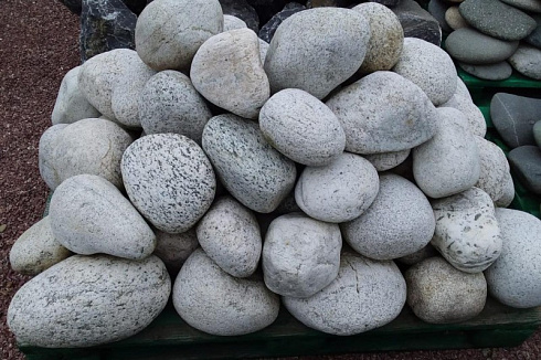 Kamenclub.ru: Бело-серый валунчик фр.100-300 мм.  купить в Санкт-Петербурге крупный камень для ландшафта серый, белый бело-серый валун крупная галька 4500 руб/т   фото КАМЕНЬ КЛУБ