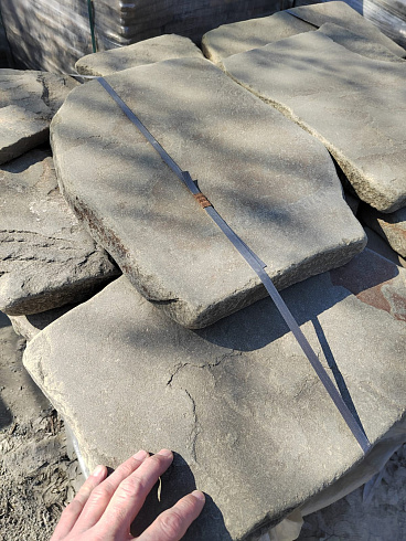 Kamenclub.ru: Песчаник пластушка светло-серый (3,0 см)  купить в Санкт-Петербурге песчаник светло-серый, серый песчаник рваный ландшафтный колотый 13800 руб/м3   фото КАМЕНЬ КЛУБ