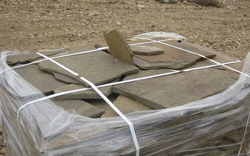 Kamenclub.ru: Песчаник пластушка серо-зеленый (4,0 см- 5,0 см)  купить в Санкт-Петербурге песчаник серо-зеленый, серый, зеленый песчаник рваный ландшафтный колотый 9000 руб/м3   фото КАМЕНЬ КЛУБ