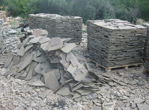 Kamenclub.ru: Песчаник пластушка серо-зеленый (1,5 см)  купить в Санкт-Петербурге плитняк - пластушка серо-зеленый, серый, зеленый пластушка рваная ландшафтная колотая 10200 руб/м3   фото КАМЕНЬ КЛУБ