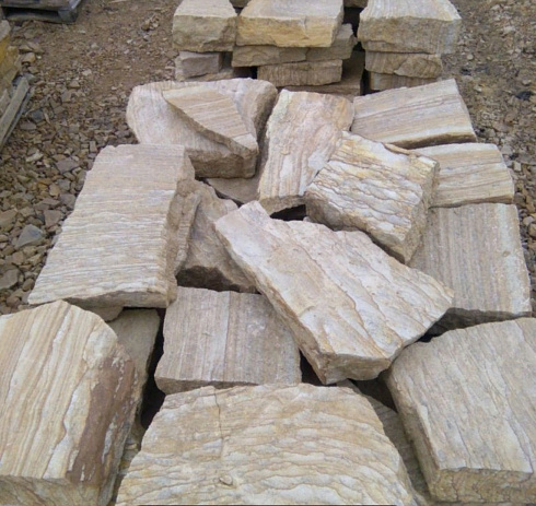 Kamenclub.ru: Песчаник пластушка желтый с рисунком (7-15 см)  купить в Санкт-Петербурге плитняк - пластушка - бут желтый песчаник 10200 руб/м3   фото КАМЕНЬ КЛУБ