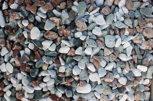 Kamenclub.ru: Мраморная крошка (щебень галтованный микс:белый-зеленый-розовый) фр.20-40 мм.  купить в Санкт-Петербурге мрамор белый, зеленый, розовый мрамор декоративный (галтовка) 15500 руб/т   фото КАМЕНЬ КЛУБ