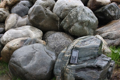 Kamenclub.ru: Речной валун Кабанчик фр.300-500 мм.  купить в Санкт-Петербурге крупный природный камень галька серый, темно-серый речной валун галечник масштабный 7000 руб/т   фото КАМЕНЬ КЛУБ