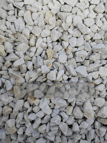 Kamenclub.ru: Мраморная крошка, щебень, цвет-белый, фр. 10-20 мм.  купить в Санкт-Петербурге мрамор белый, молочный айвори каменная ландшафтная декоративная крошка шебня 12000 руб/т   фото КАМЕНЬ КЛУБ