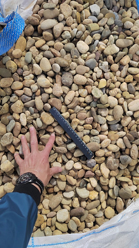 Kamenclub.ru: Галька речная окат рыжая фр. 20-40 мм. купить  в Санкт-Петербурге галька речная окатанная рыжая желтая серая округлая речная галька 5000 руб/т   фото КАМЕНЬ КЛУБ