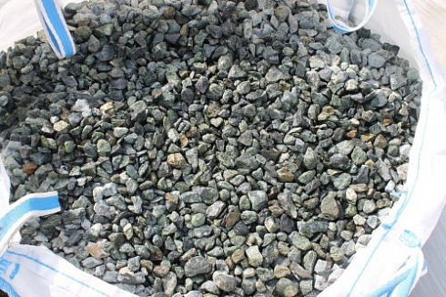 Kamenclub.ru: Щебень крошка зеленый (змеевик) фр. 20-40 мм.  купить в Санкт-Петербурге мрамор зеленый, салатовый ландшафтная мраморная крошка 8500 руб/т   фото КАМЕНЬ КЛУБ