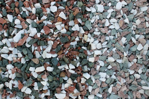 Kamenclub.ru: Мраморная крошка (щебень крошка микс: белый-зеленый-розовый) фр. 10-20 мм.  купить в Санкт-Петербурге мрамор белый, зеленый, розовый декоративный ландшафтный колотый щебень 12000 руб/т   фото КАМЕНЬ КЛУБ