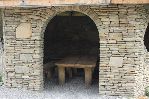 Kamenclub.ru: Песчаник для строительства и кладки блочный (фр 100-200 мм)  купить в Санкт-Петербурге песчаник бежевый серый рыжий валун мелкий для строительства песчаник 6500 руб/т   фото КАМЕНЬ КЛУБ