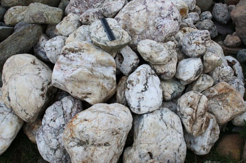 Kamenclub.ru: Кварцевый валунчик фр.100-300 мм.  купить в Санкт-Петербурге кварц белый, бежевый молочный рыжий крупный природный камень галечник 7850 руб/т   фото КАМЕНЬ КЛУБ