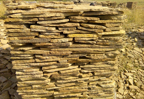 Kamenclub.ru: Песчаник пластушка желтый с разводом под дерево (2 см)  купить в Санкт-Петербурге плитняк желтый с разводами, желтый, рыжий, серый песчаник пластушка рваная ландшафтная 11 000 руб/м3   фото КАМЕНЬ КЛУБ