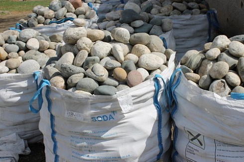 Kamenclub.ru: Речной валун (Ассорти) фр.100-300 мм.  купить в Санкт-Петербурге галечник серый, темно-серый, светло-серый речная галька крупных размеров 4200 руб/т   фото КАМЕНЬ КЛУБ