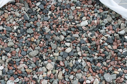 Kamenclub.ru: Мраморная крошка (щебень галтованный микс:: серый-зеленый-розовый) фр.10-20 мм.  купить в Санкт-Петербурге мрамор серый, зеленый, розовый щебень окатанный округлый декоративный ландшафтный 15500 руб/т   фото КАМЕНЬ КЛУБ
