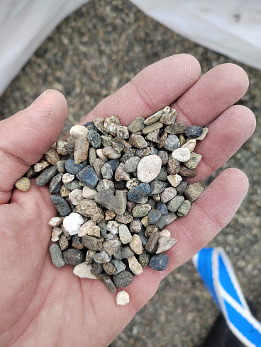 Kamenclub.ru: Галька речная окат (серая) фр.5-10 мм купить  в Санкт-Петербурге галька речная серая, серый, темно-серый, светло-серый, коричневый речная окатанная галька декоративная ландшатфная 5000 руб/т   фото КАМЕНЬ КЛУБ