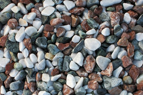 Kamenclub.ru: Мраморная крошка (щебень галтованный микс:: серый-зеленый-розовый) фр.10-20 мм.  купить в Санкт-Петербурге мрамор серый, зеленый, розовый щебень окатанный округлый декоративный ландшафтный 15500 руб/т   фото КАМЕНЬ КЛУБ