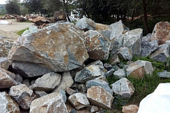 Kamenclub.ru: Гранит скальник (серо-зеленый) фр. 500-1500 мм.  купить в Санкт-Петербурге гранит мрамор  серый зеленый темно-серый глыба скальная колотая ландшафтная 7 500 руб/т   фото КАМЕНЬ КЛУБ