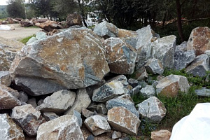 Kamenclub.ru: Гранит скальник (серо-зеленый) фр. 500-1500 мм.  купить в Санкт-Петербурге гранит мрамор  серый зеленый темно-серый глыба скальная колотая ландшафтная 7 500 руб/т   фото КАМЕНЬ КЛУБ