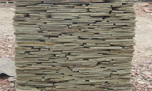 Kamenclub.ru: Песчаник пластушка серо-зеленый (1,5 см)  купить в Санкт-Петербурге плитняк - пластушка серо-зеленый, серый, зеленый пластушка рваная ландшафтная колотая 10200 руб/м3   фото КАМЕНЬ КЛУБ