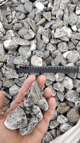 Kamenclub.ru: Щебень галтованный черный (мрамор) фр.40-70 мм.  купить в Санкт-Петербурге мрамор черный с белыми прожилками, черный, белый щебень галтованный округлый 13500 руб/т   фото КАМЕНЬ КЛУБ