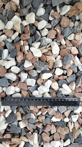 Kamenclub.ru: Мраморная крошка (щебень галтованный микс:белый-зеленый-розовый) фр.20-40 мм.  купить в Санкт-Петербурге мрамор белый, зеленый, розовый мрамор декоративный (галтовка) 15500 руб/т   фото КАМЕНЬ КЛУБ