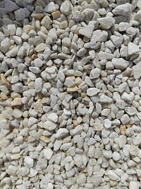 Kamenclub.ru: Мраморная крошка, щебень, цвет-белый, фр. 5-10 мм.  купить в Санкт-Петербурге мрамор белый, айвори, молочный мраморная каменная крошка ландшафтная 12000 руб/т   фото КАМЕНЬ КЛУБ
