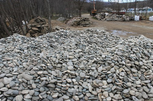 Kamenclub.ru: Галька речная плоская (ассорти) фр. 100-200-300 мм. купить  в Санкт-Петербурге галька плоская разноцветная серый белый темно-серый синий речная галька ландшафтная 8000 руб/т   фото КАМЕНЬ КЛУБ