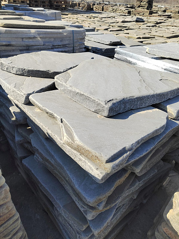 Kamenclub.ru: Песчаник пластушка галтованная светло-серая (3,0 см)  купить в Санкт-Петербурге песчаник светло-серый, серый ландшафтный камень рваный колотый 21000 руб/м3   фото КАМЕНЬ КЛУБ