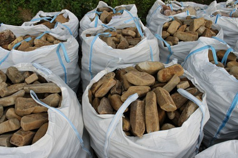 Kamenclub.ru: Песчаник для строительства и кладки блочный (фр 100-200 мм)  купить в Санкт-Петербурге песчаник бежевый серый рыжий валун мелкий для строительства песчаник 6500 руб/т   фото КАМЕНЬ КЛУБ