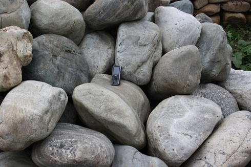 Kamenclub.ru: Речной валун Кабанчик фр.300-500 мм.  купить в Санкт-Петербурге крупный природный камень галька серый, темно-серый речной валун галечник масштабный 7000 руб/т   фото КАМЕНЬ КЛУБ