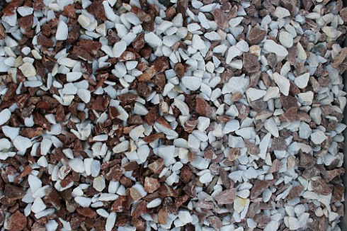 Kamenclub.ru: Мраморная крошка (щебень крошка микс: белый-розовый) фр. 10-20 мм.  купить в Санкт-Петербурге мрамор белый, розовый каменный декоративный ландшафтный щебень 12000 руб/т   фото КАМЕНЬ КЛУБ